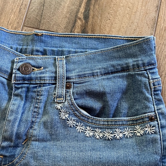 Levi’s Jean Shorts - Picture 2 of 5